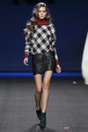 Falda de cuero negra con jersey de cuadros de TCN en la Fashion Week Madrid