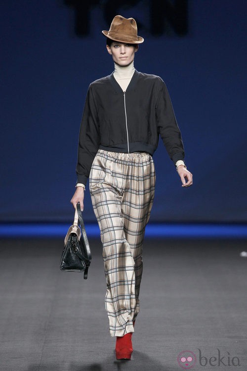 Pantalón de cuadros con chaqueta negra de TCN en la Fashion Week Madrid