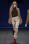 Pantalón crema con abrigo camel de TCN en la Fashion Week Madrid