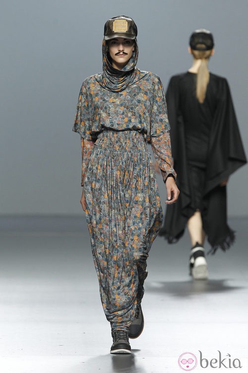 Vestido largo con estampado de monedas de Carlos Díez en la Fashion Week Madrid