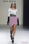 Mini falda rosa con camiseta blanca de corte asimétrico de María Barros en Madrid Fashion Week