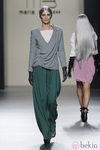 Pantalón verde tableado con chaqueta gris perla de María Barros en Madrid Fashion Week