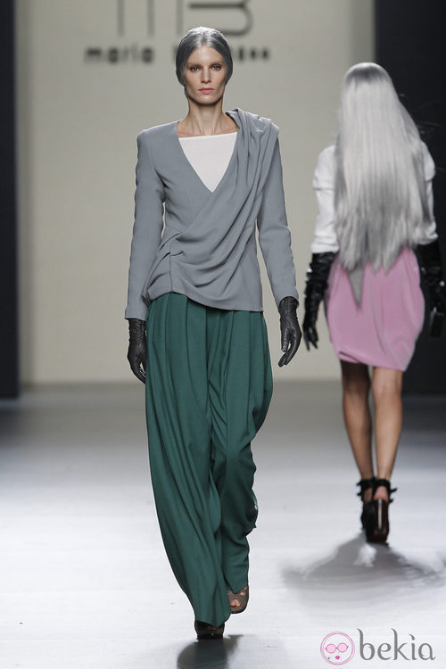Pantalón verde tableado con chaqueta gris perla de María Barros en Madrid Fashion Week