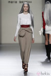 Pantalón baggy con camiseta blanca de María Barros en Madrid Fashion Week