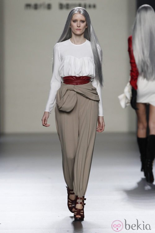 Pantalón baggy con camiseta blanca de María Barros en Madrid Fashion Week