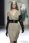 Vestido de tirantes con guantes y fajín de cuero negro de María Barros en Madrid Fashion Week