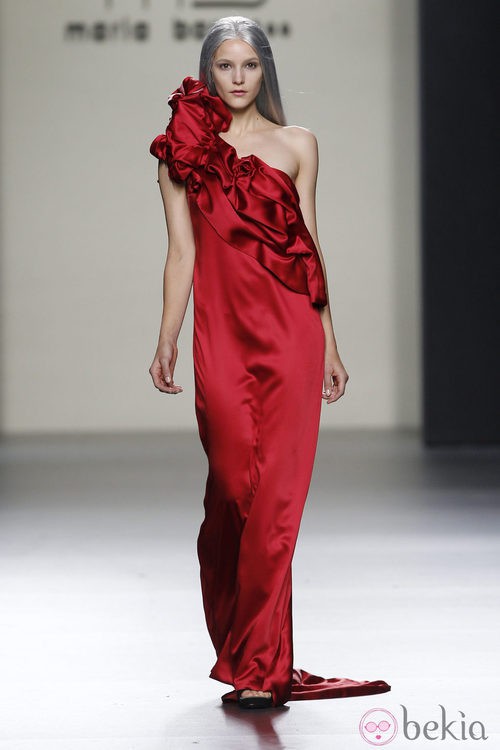 Vestido largo de noche en color rojo de María Barros en Madrid Fashion Week
