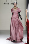 Vestido largo de noche en color rosa de María Barros en Madrid Fashion Week