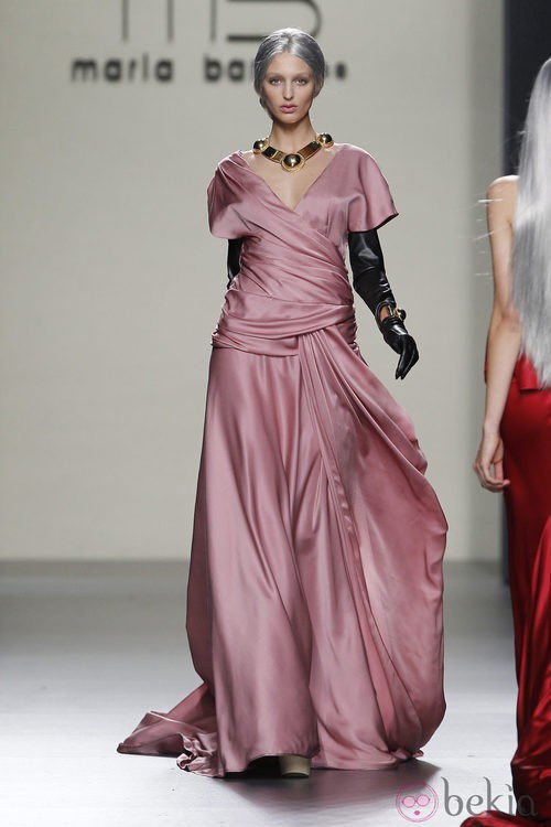Vestido largo de noche en color rosa de María Barros en Madrid Fashion Week