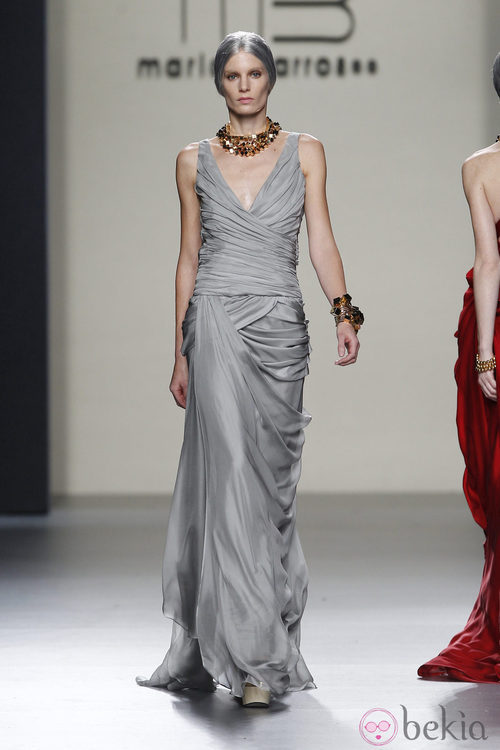 Vestido largo de noche en color gris perla de María Barros en Madrid Fashion Week