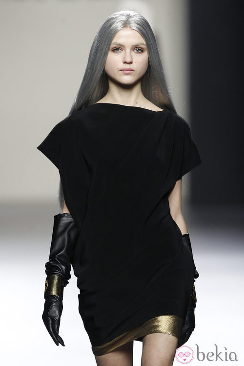 Mini vestido negro con bajo dorado de María Barros en Madrid Fashion Week