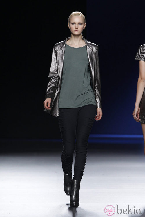 Americana metalizada con pitillo negro de Sara Coleman en Madrid Fashion Week