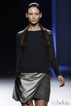 MIni falda metalizada con camiseta negra de Sara Coleman en Madrid Fashion Week
