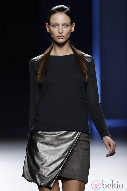 MIni falda metalizada con camiseta negra de Sara Coleman en Madrid Fashion Week