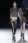 Pantalones metalizados y top gris de Sara Coleman en Madrid Fashion Week