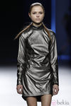 Vestido metalizado de manga larga de Sara Coleman en Madrid Fashion Week