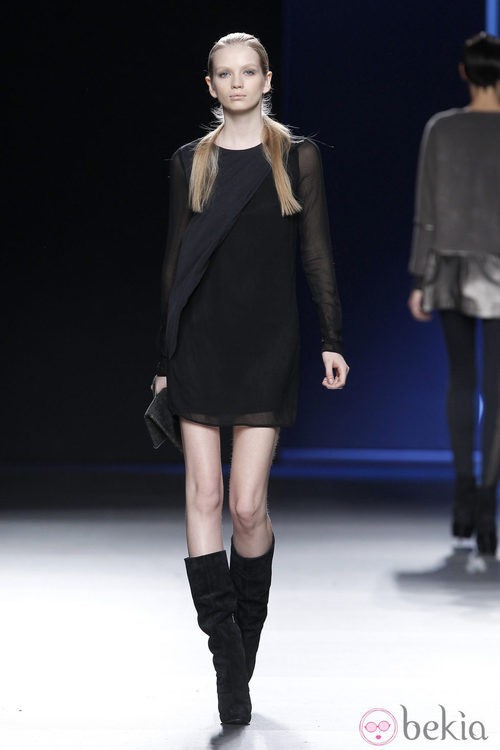Vestido negro de gasa de Sara Coleman en Madrid Fashion Week