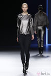 Camiseta metalizada con pantalón pitillo negro de Sara Coleman en Madrid Fashion Week
