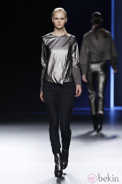 Camiseta metalizada con pantalón pitillo negro de Sara Coleman en Madrid Fashion Week