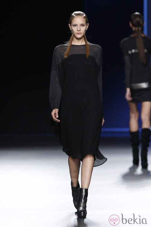 Vestido negro por debajo de la rodilla de Sara Coleman en Madrid Fashion Week