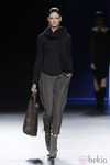 Pantalón gris de lana con jersey azul marino de Sara Coleman en Madrid Fashion Week