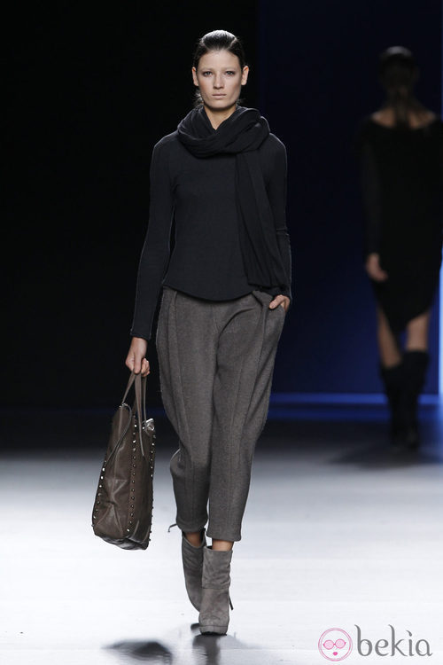 Pantalón gris de lana con jersey azul marino de Sara Coleman en Madrid Fashion Week