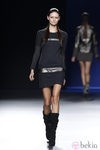 Vestido azul marino con detalles metalizados de Sara Coleman en Madrid Fashion Week