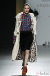 Abrigo beis con forro de leopardo y camisa de cuadros de Jesús Lorenzo en Madrid Fashion Week