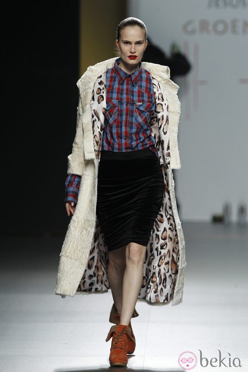 Abrigo beis con forro de leopardo y camisa de cuadros de Jesús Lorenzo en Madrid Fashion Week