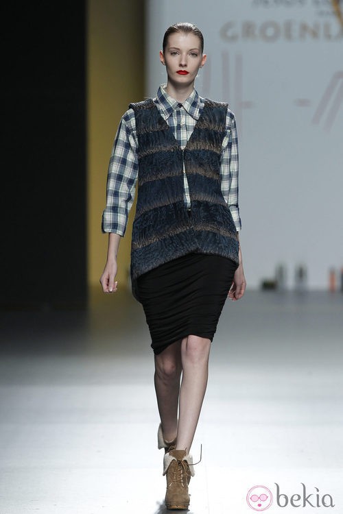 Chaleco de punto y camisa de cuadros de Jesús Lorenzo en Madrid Fashion Week