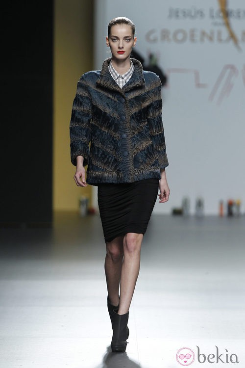 Abrigo estampado en tonos azules y falda negra de Jesús Lorenzo en Madrid Fashion Week