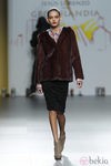 Abrigo burdeos con camisa de cuadros roja de Jesús Lorenzo en Madrid Fashion Week