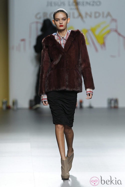 Abrigo burdeos con camisa de cuadros roja de Jesús Lorenzo en Madrid Fashion Week