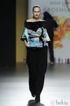 Camisa estampada azul con detalles de pelo negro de Jesús Lorenzo en Madrid Fashion Week