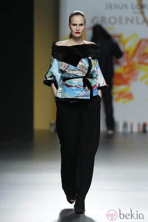 Camisa estampada azul con detalles de pelo negro de Jesús Lorenzo en Madrid Fashion Week