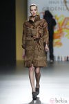 Abrigo marrón de la colección otoño/invierno 2012/2013 de Jesús Lorenzo