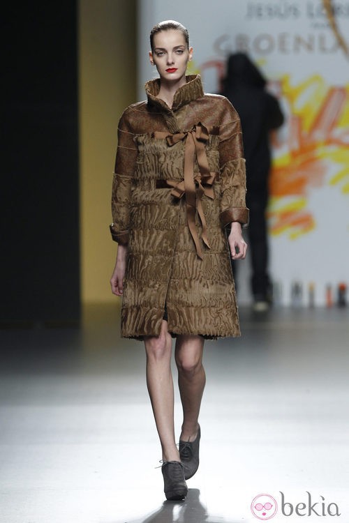 Abrigo marrón de la colección otoño/invierno 2012/2013 de Jesús Lorenzo