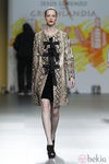 Abrigo de estampado pitón de Jesús Lorenzo en Fashion Week Madrid