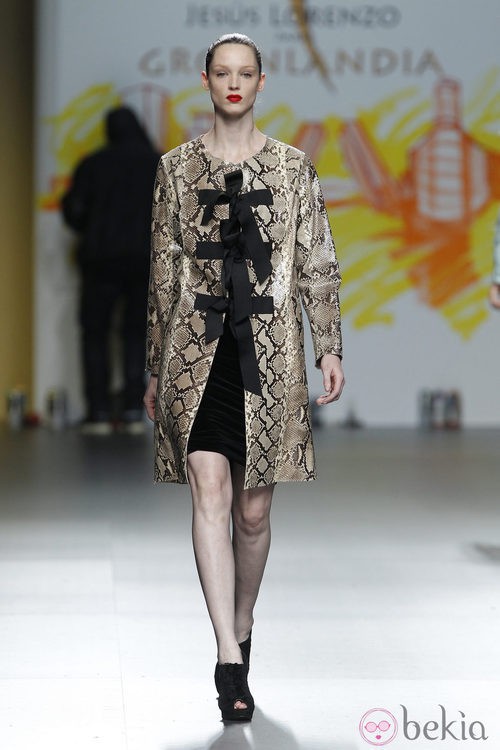 Abrigo de estampado pitón de Jesús Lorenzo en Fashion Week Madrid