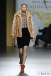 Abrigo camel y camisa de cuadros de Jesús Lorenzo en Fashion Week Madrid