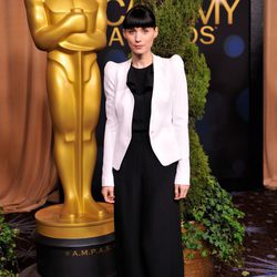 Rooney Mara con blazer de Thierry Mugler y jumpsuit de Asos
