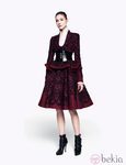 Traje burdeos con brocado de la colección pre-fall 2012 de Alexander McQueen