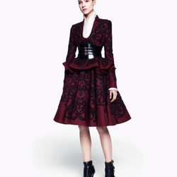 Traje burdeos con brocado de la colección pre-fall 2012 de Alexander McQueen