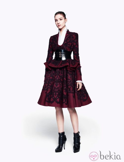 Traje burdeos con brocado de la colección pre-fall 2012 de Alexander McQueen
