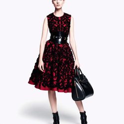 Vestido cubierto de brocado negro de la colección pre-fall 2012 de Alexander McQueen