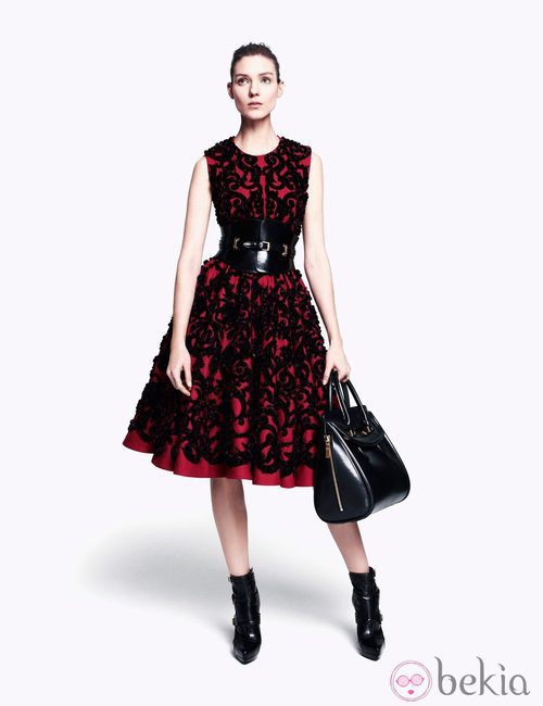 Vestido cubierto de brocado negro de la colección pre-fall 2012 de Alexander McQueen