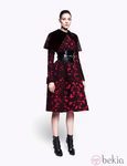 Vestido con brocado y capelina de la colección pre-fall 2012 de Alexander McQueen