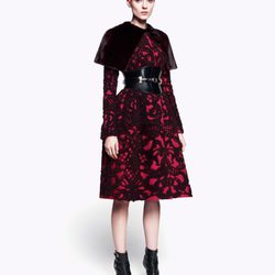 Vestido con brocado y capelina de la colección pre-fall 2012 de Alexander McQueen