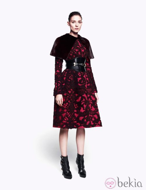Vestido con brocado y capelina de la colección pre-fall 2012 de Alexander McQueen
