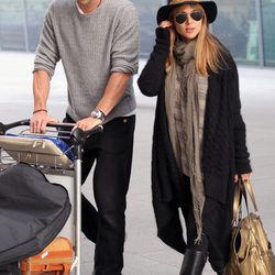Elsa Pataky embarazada con look de aeropuerto